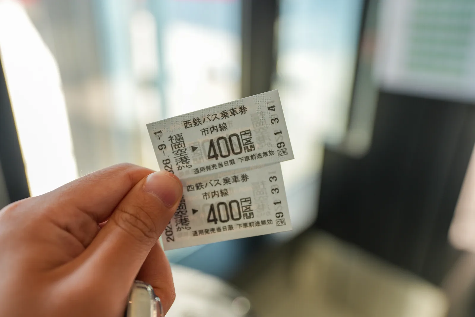 발매기에서 뽑은 400엔짜리 공항버스 승차권 두 장